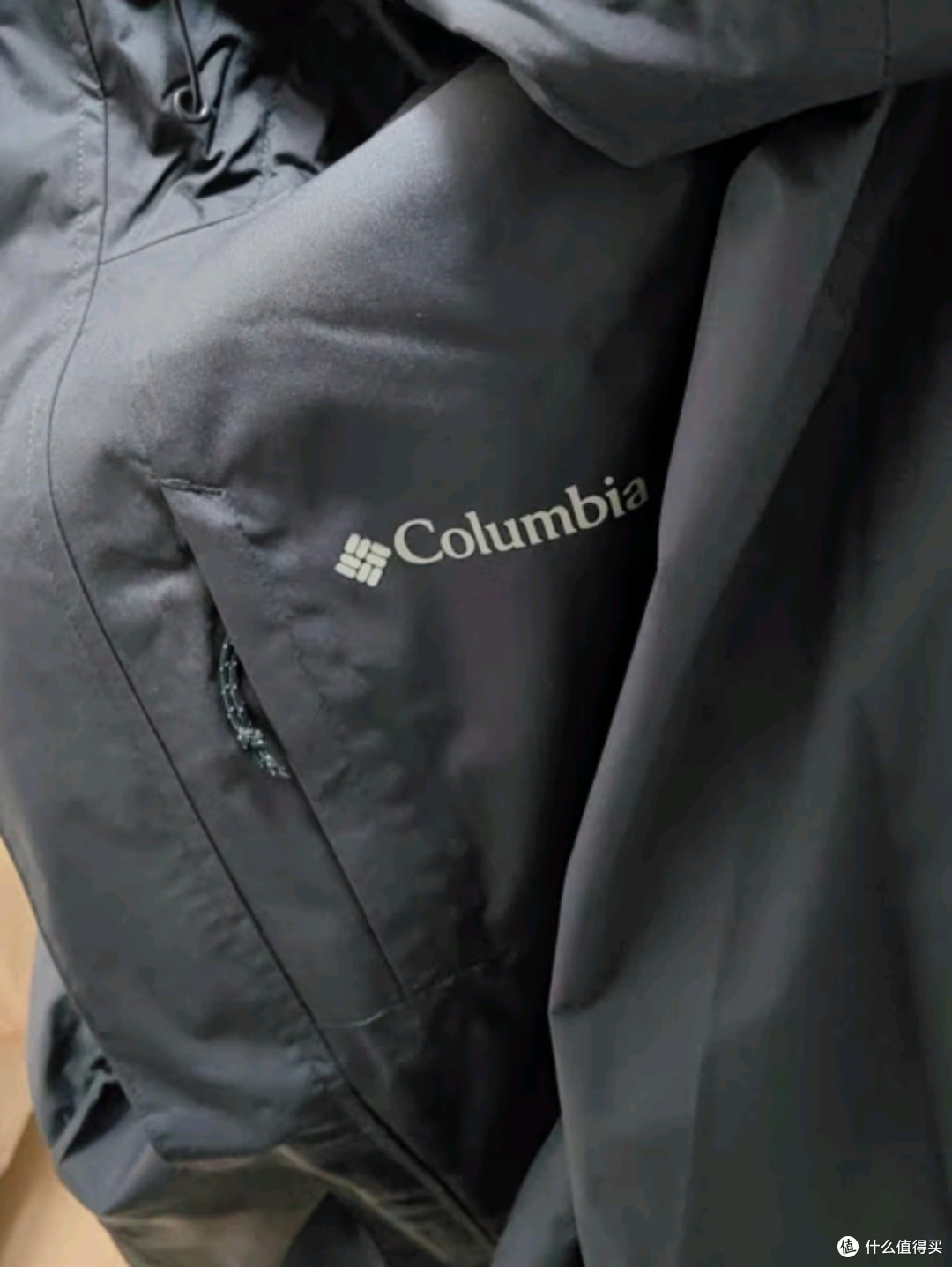 Columbia蒋奇明同款冲锋衣:防水透气,徒步旅行的时尚伴侣