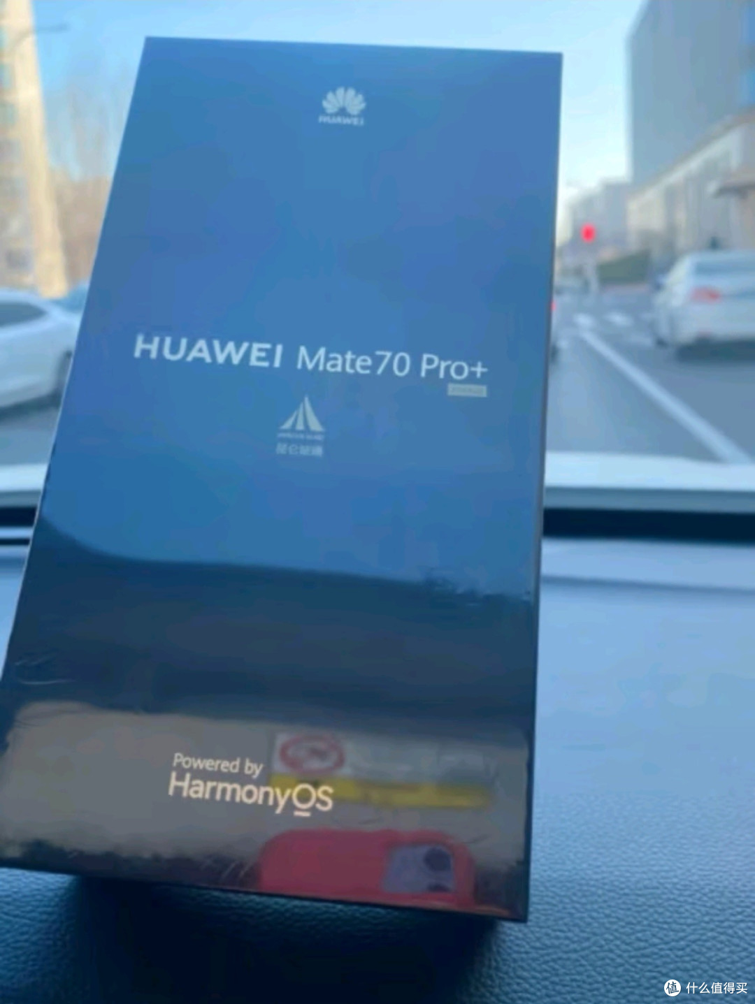 华为Mate 70 Pro+:鸿蒙智领未来,金丝银锦绽放奢华