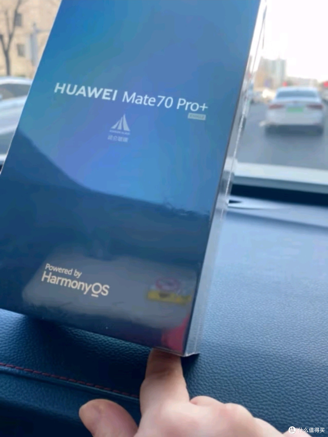 华为Mate 70 Pro+:鸿蒙智领未来,金丝银锦绽放奢华