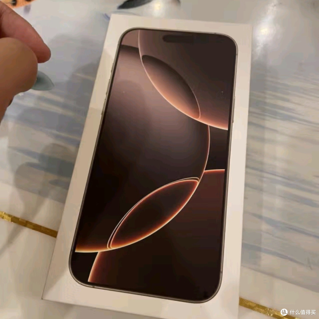 Apple iPhone 16 Pro Max：白色钛金属，定义未来通讯新标准