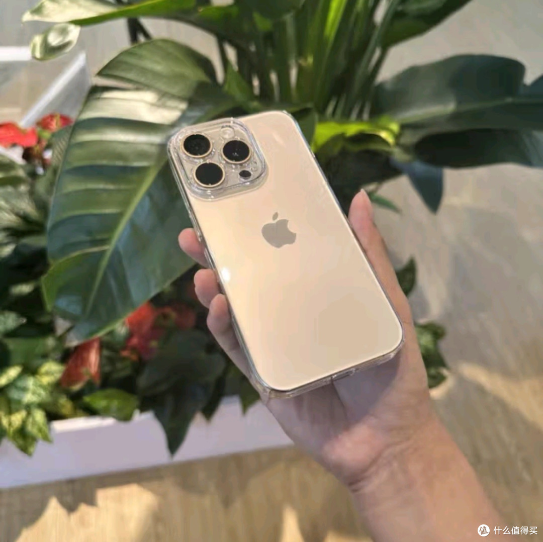 Apple iPhone 16 Pro Max：白色钛金属，定义未来通讯新标准