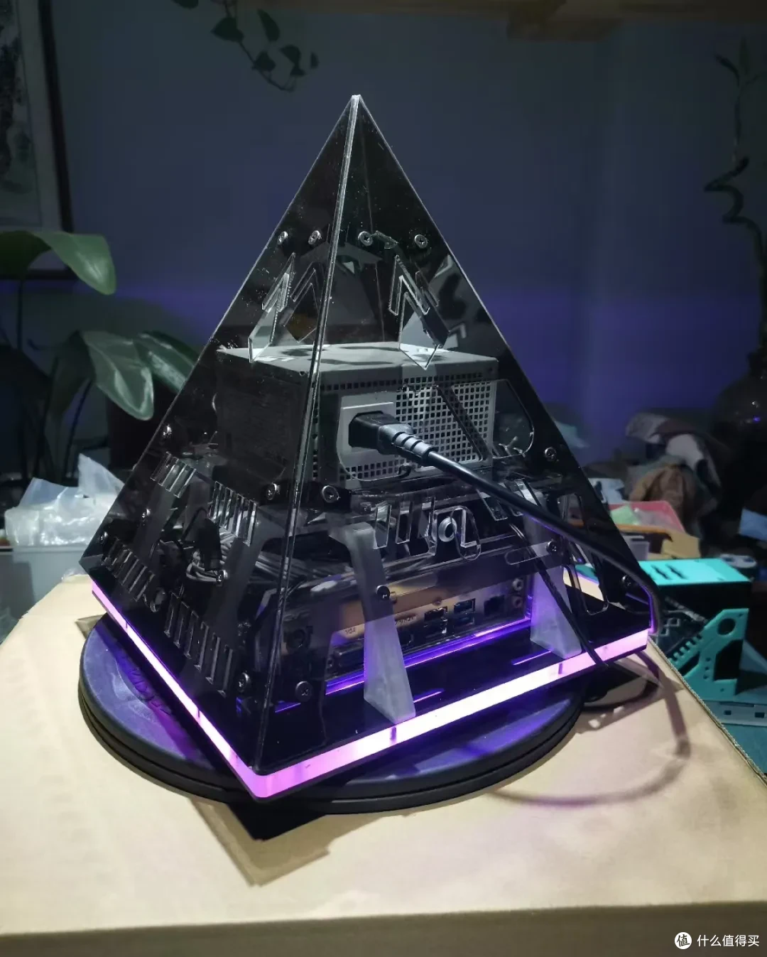 3D打印的金字塔mini机箱,比“海景房”还炫酷,自带氛围灯!