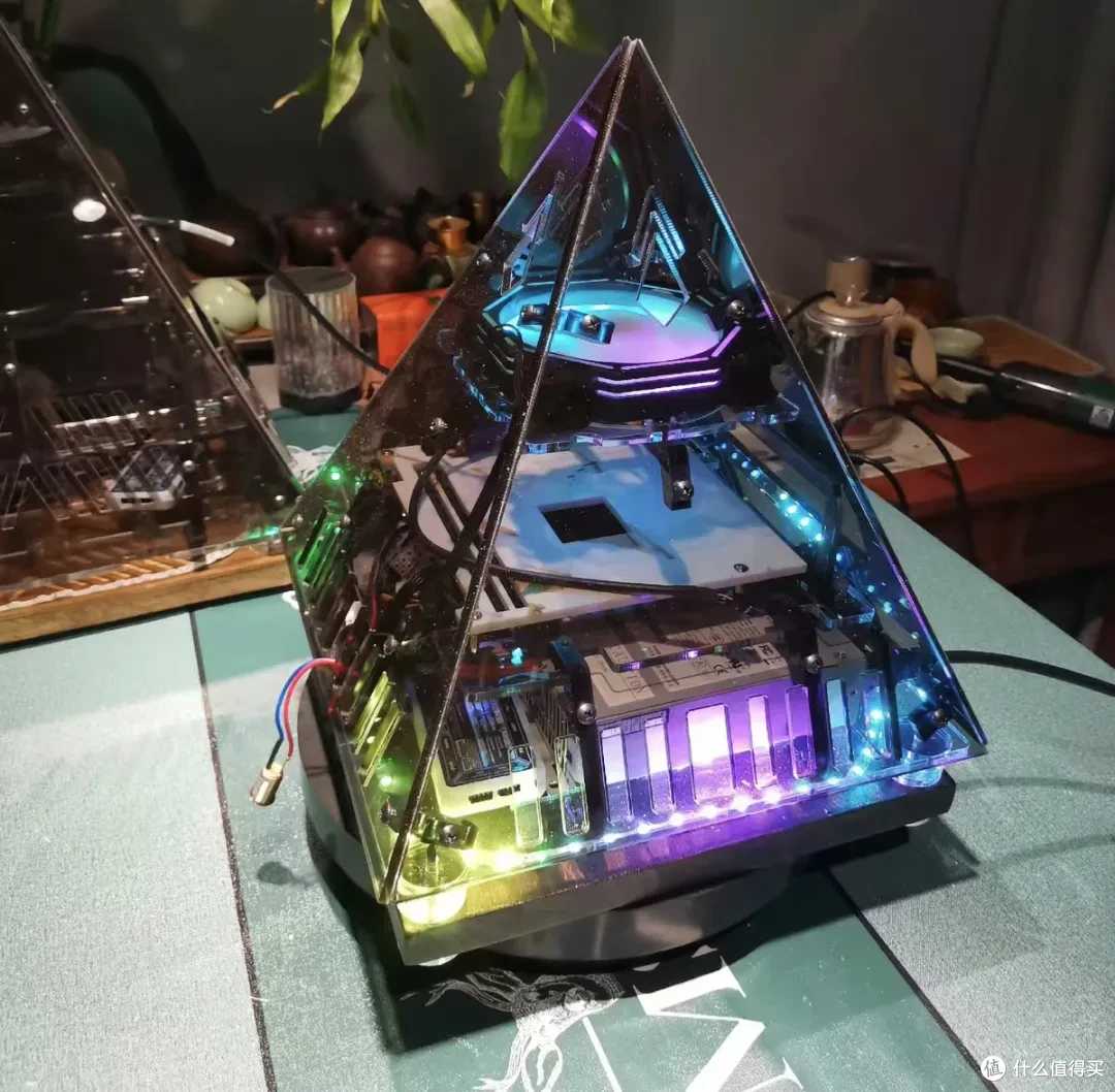 3D打印的金字塔mini机箱,比“海景房”还炫酷,自带氛围灯!