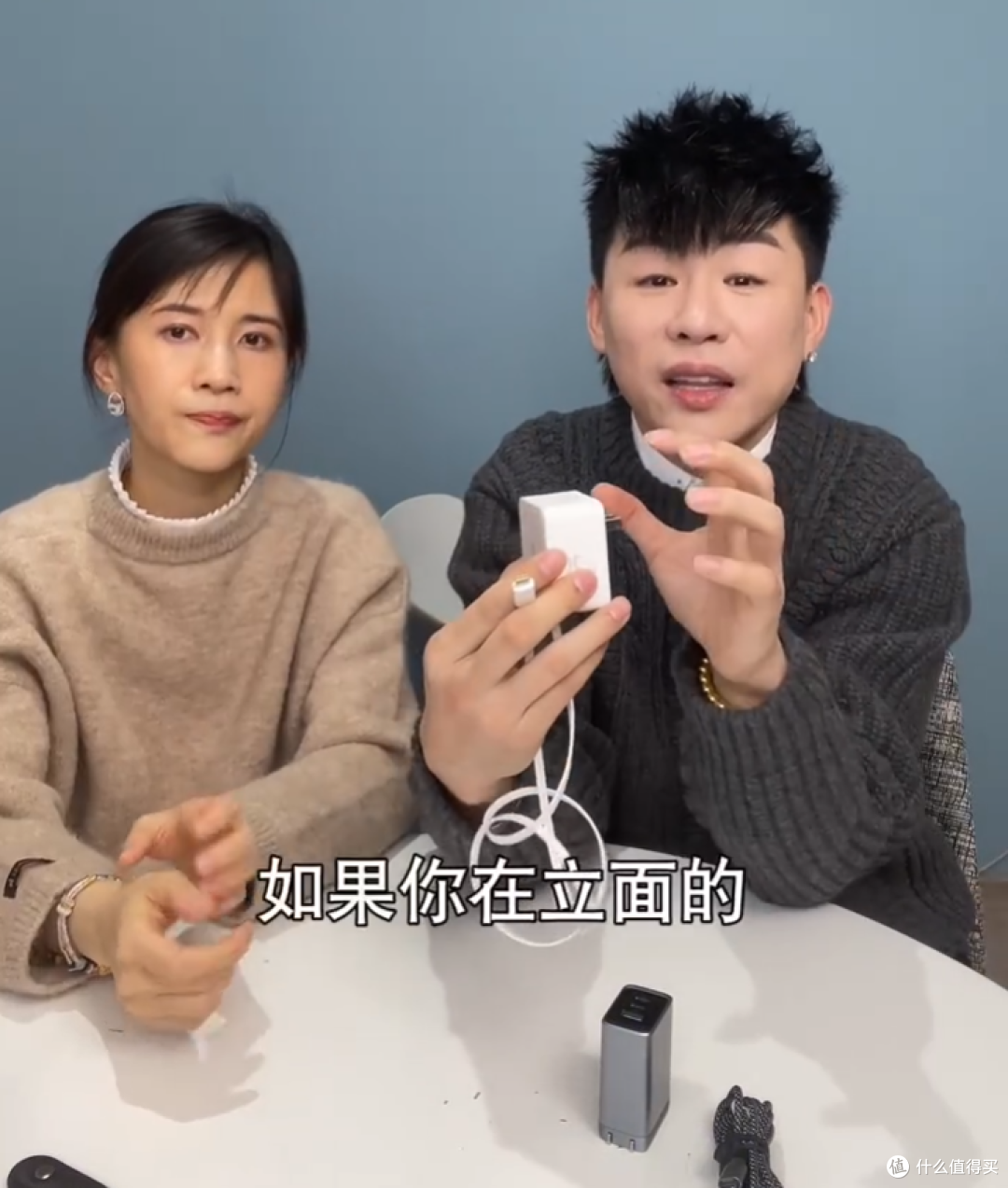 在papi酱节目中,知名歌手胡彦斌分享了2款让他上头的充电器
