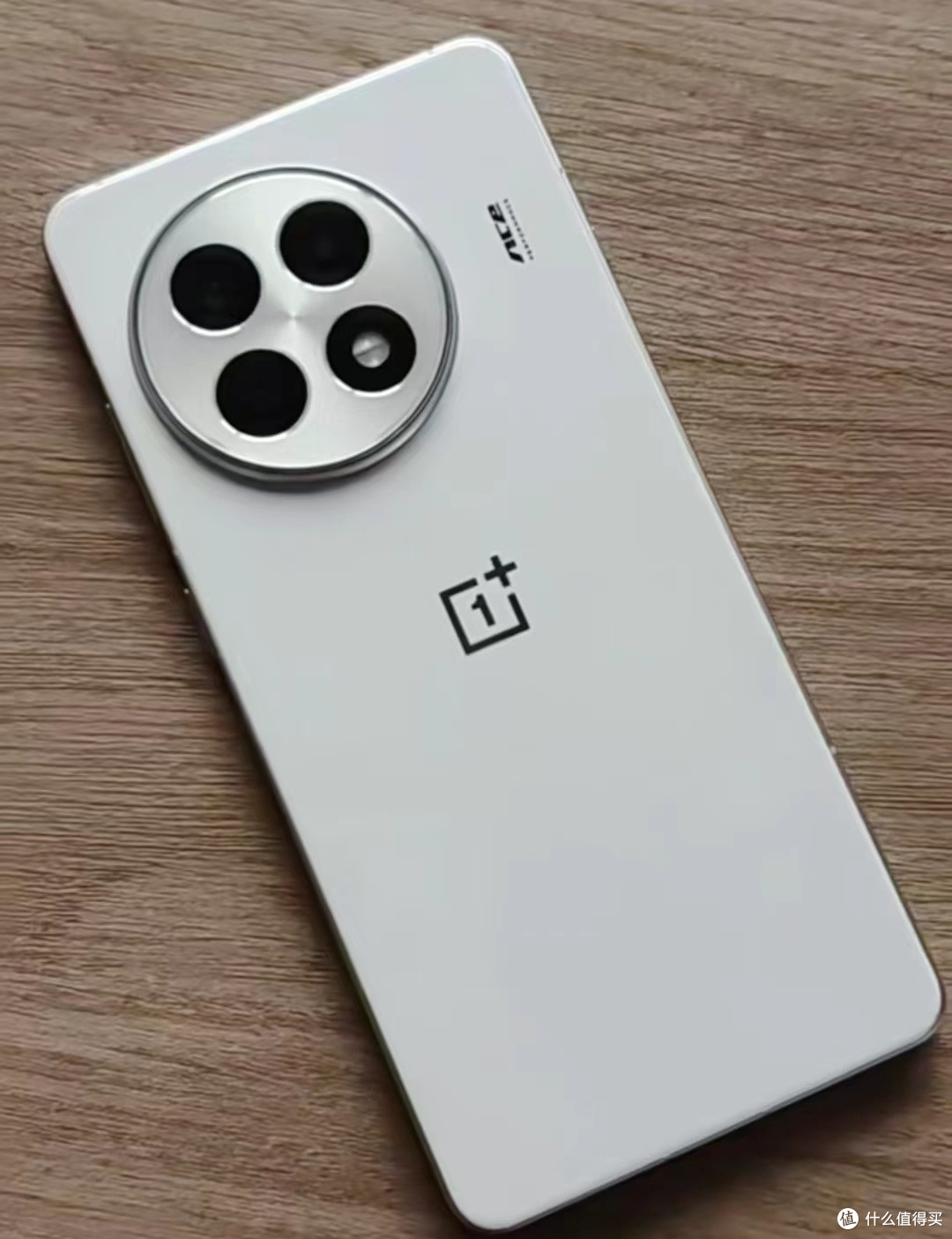 一加 Ace 5 Pro 白月瓷：陶瓷美学，旗舰性能