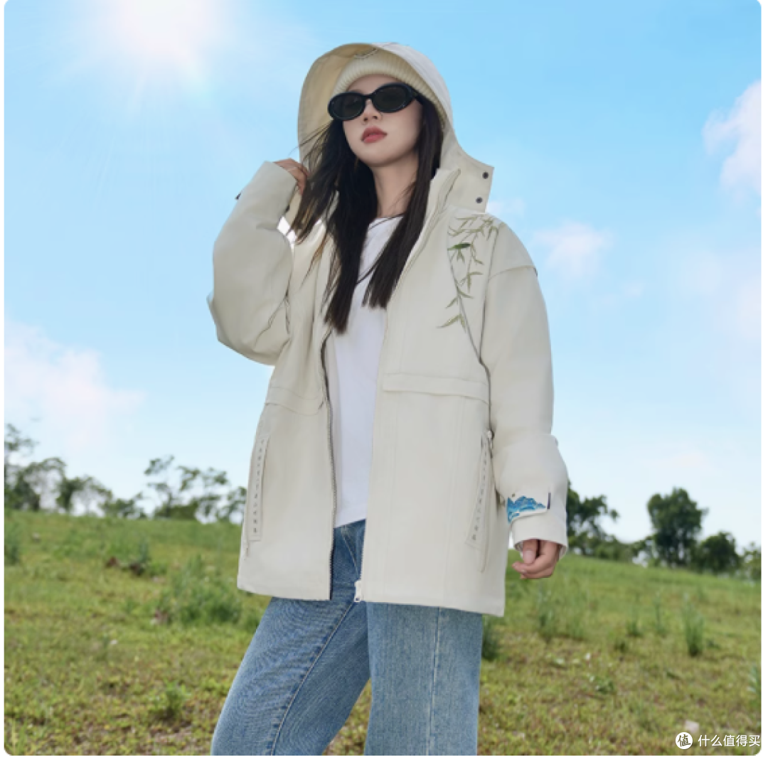 UHMU 米色冲锋衣:竹影刺绣点缀的户外时尚伴侣