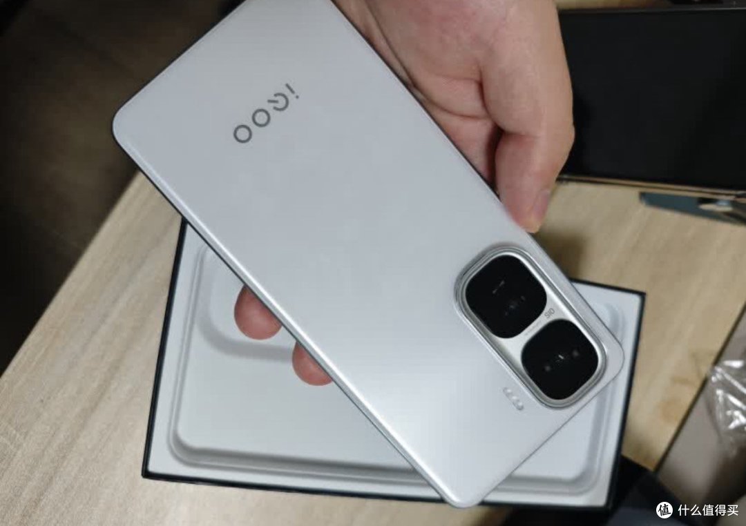 vivo iQOO Neo10 骁龙8性能非常不错,备用机首选。