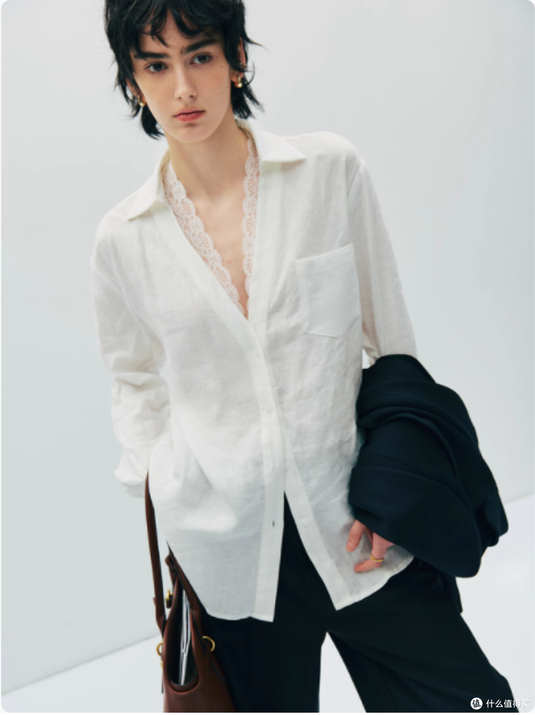 100% 亚麻法式慵懒松弛感蕾丝拼接深 V 领衬衫,演绎随性优雅
