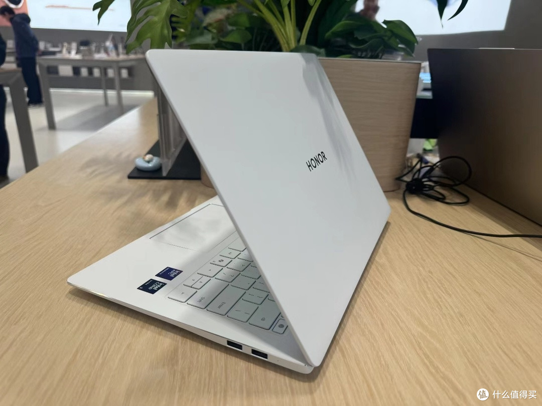 荣耀MagicBook Pro 14,轻薄本的新标杆,性能与续航提升明显!