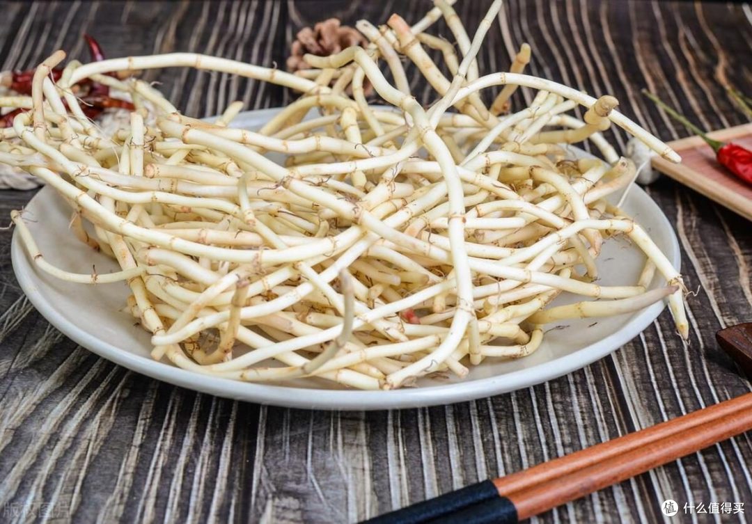 折耳根的独特风味解析：腥味、微辣与清新香气的交织