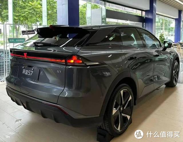 长安深蓝S07是一款兼具性能与舒适的新能源SUV