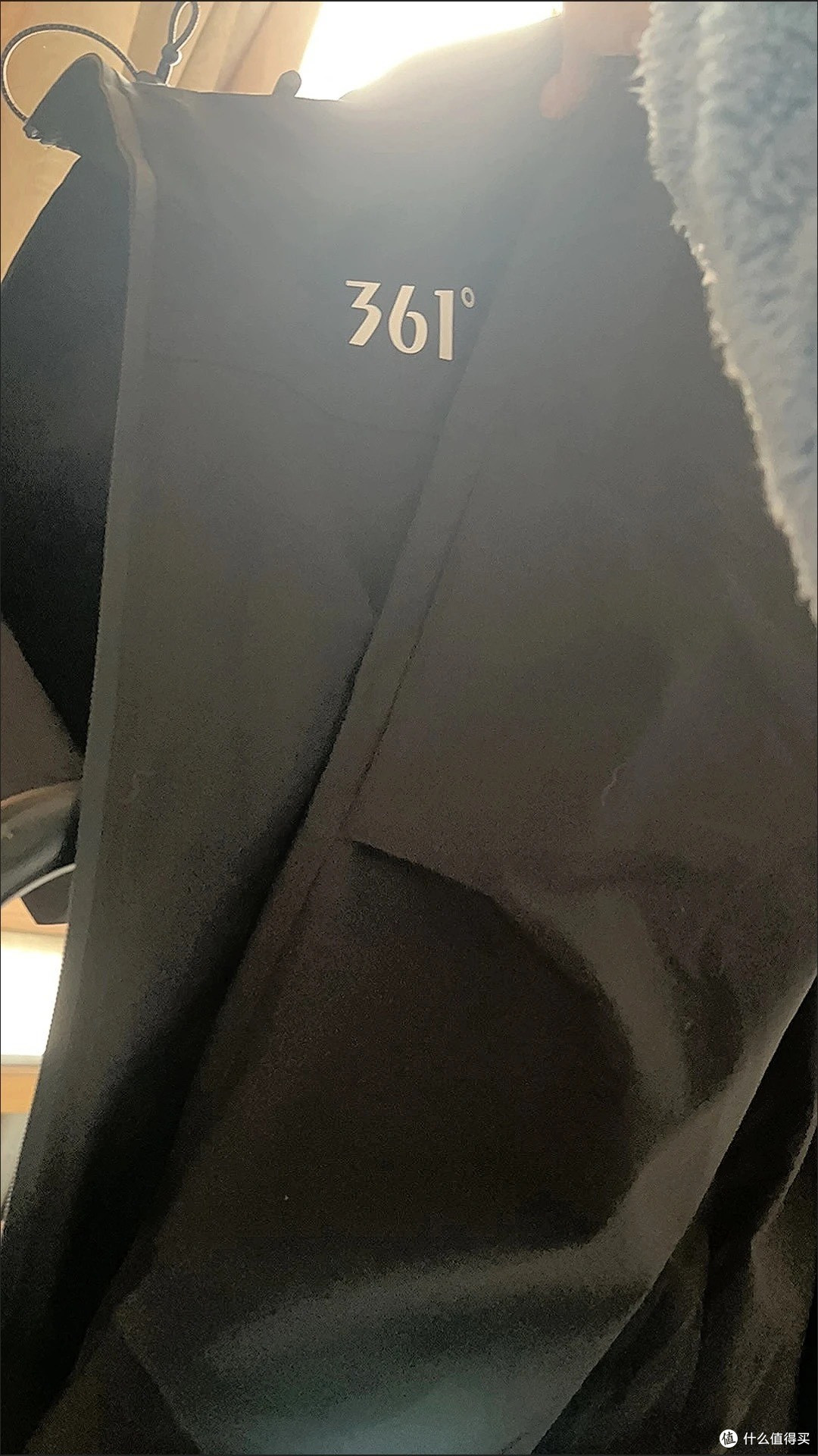 春季穿搭新宠:361°黑色三合一夹克,解锁全天候时尚公式