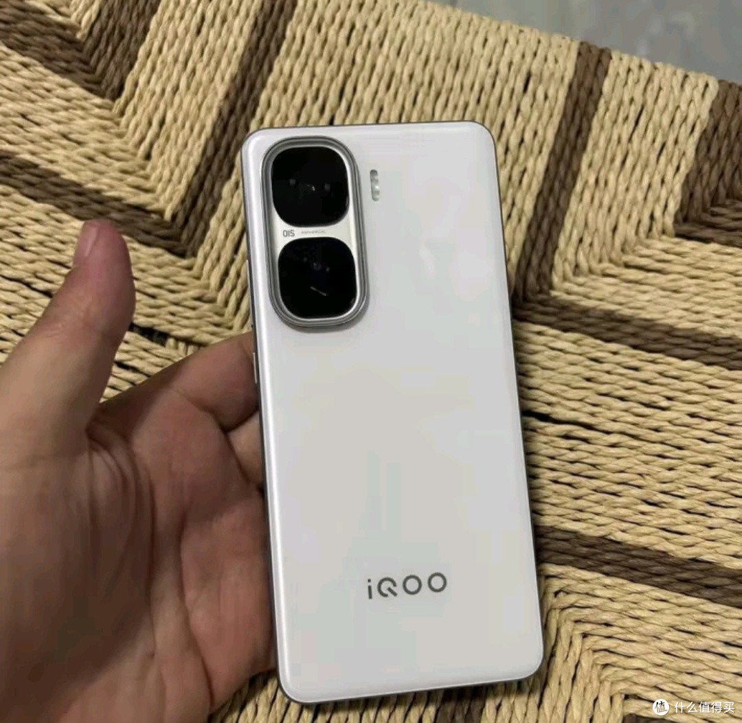2025年度最强备用机之选：vivo iQOO Neo10驰光白版深度评测

