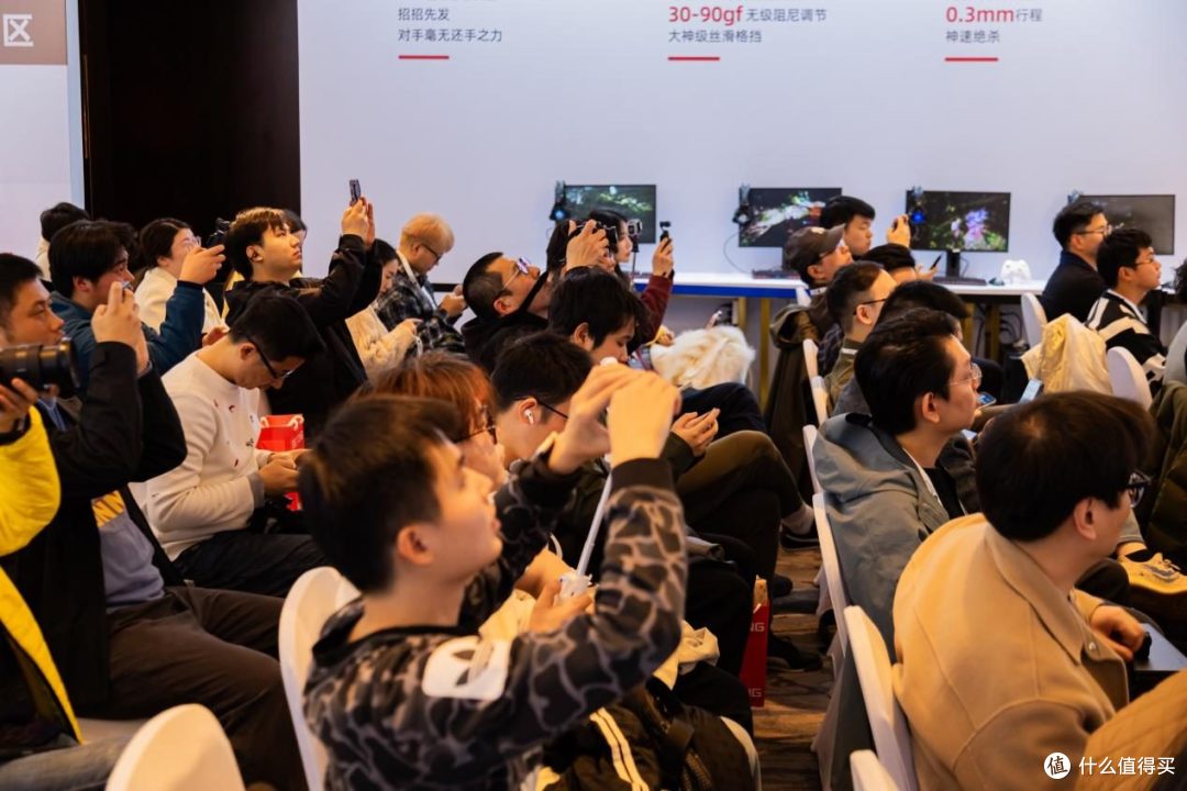 华为智选 北通智能游戏手柄星闪款：游戏外设竞技新标杆