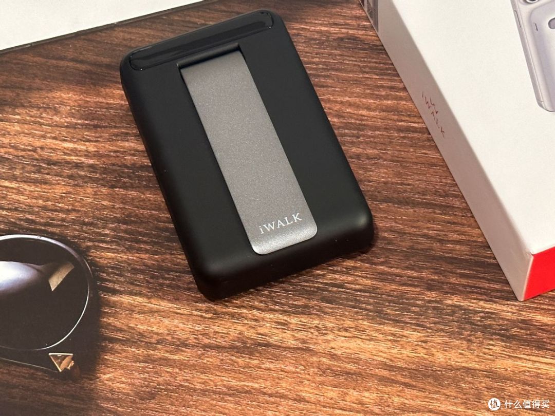 iWALK Qi2磁吸无线支架充电宝:苹果用户的无感充电伴侣