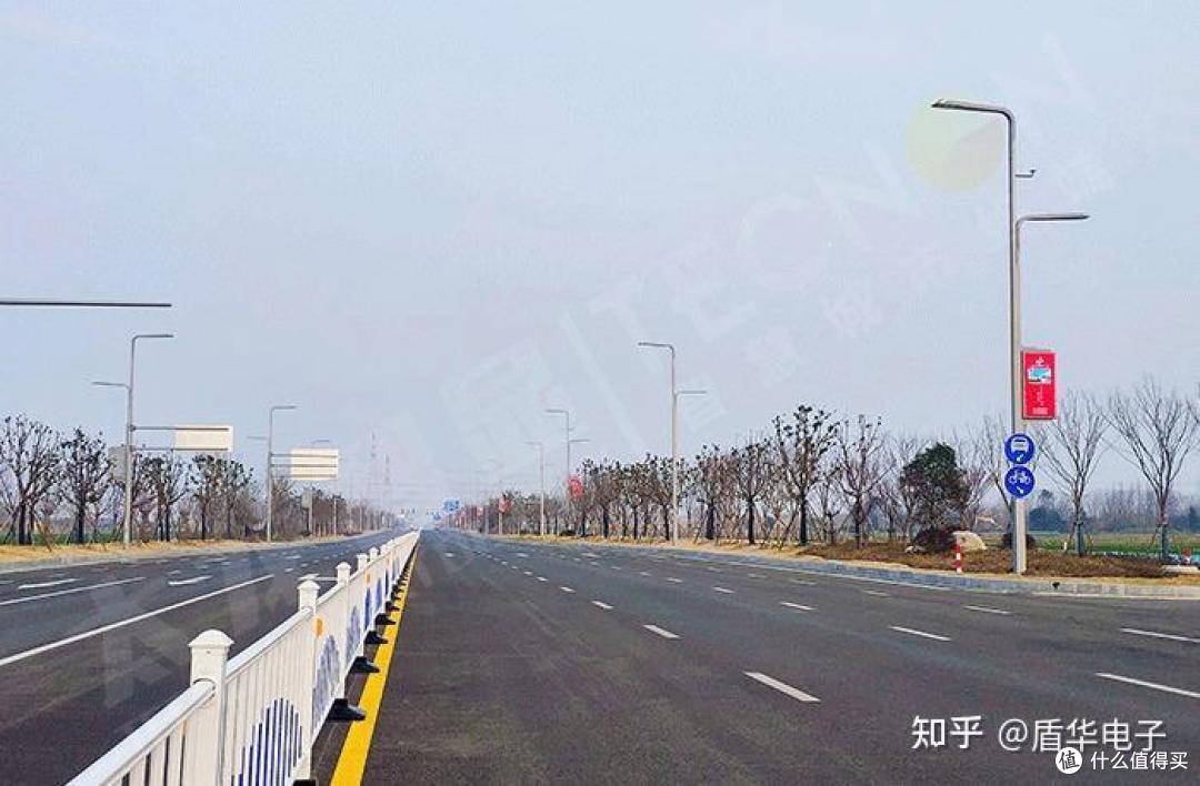 灯杆上的显示屏是什么意思?一般称为灯杆屏或者灯杆屏LED灯杆屏
