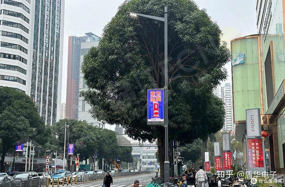 灯杆上的显示屏是什么意思?一般称为灯杆屏或者灯杆屏LED灯杆屏