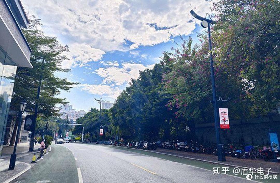 灯杆上的显示屏是什么意思?一般称为灯杆屏或者灯杆屏LED灯杆屏