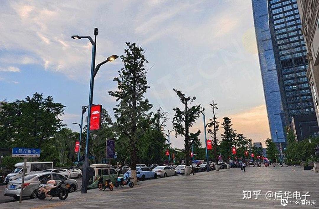 灯杆上的显示屏是什么意思?一般称为灯杆屏或者灯杆屏LED灯杆屏