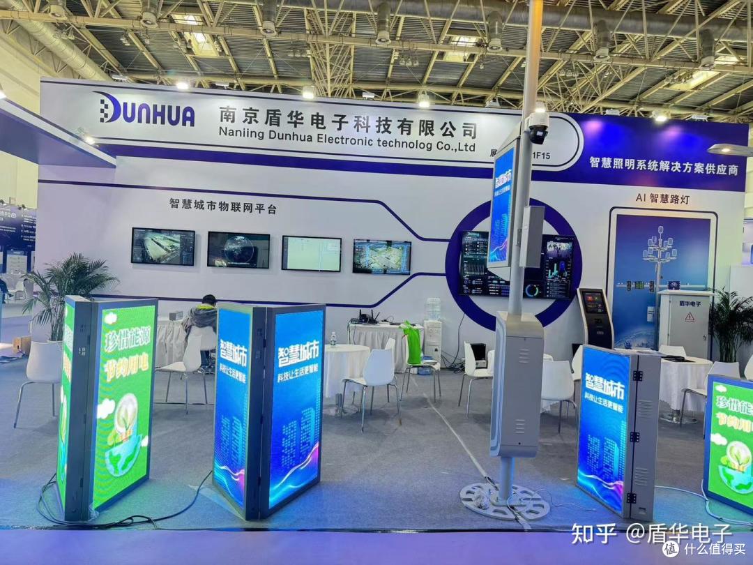 灯杆上的显示屏是什么意思?一般称为灯杆屏或者灯杆屏LED灯杆屏