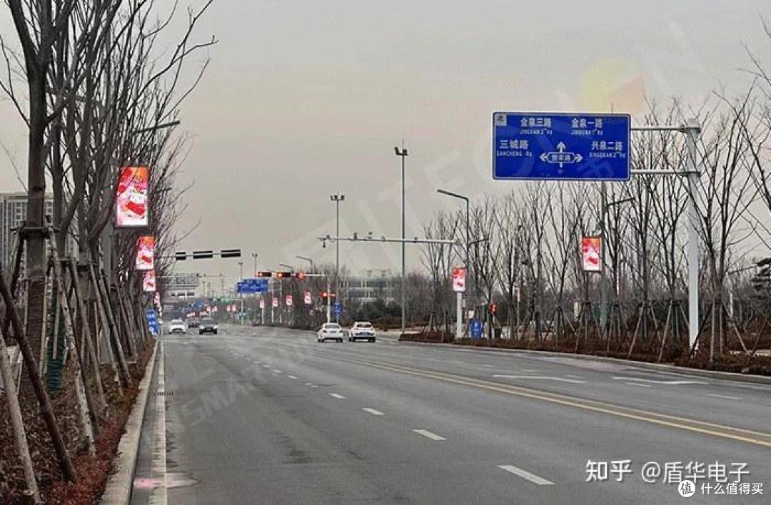 灯杆上的显示屏是什么意思?一般称为灯杆屏或者灯杆屏LED灯杆屏