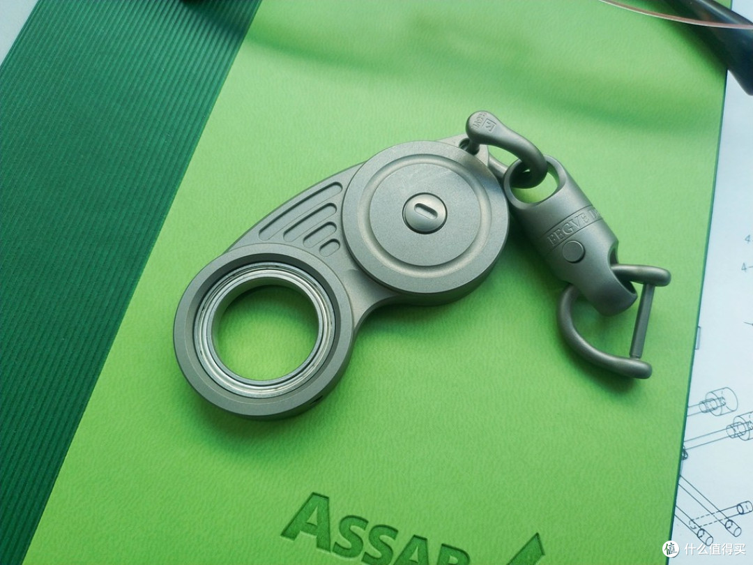 钥匙扣也能玩出花:fegve时光眼镜啪啪币旋转钥匙扣