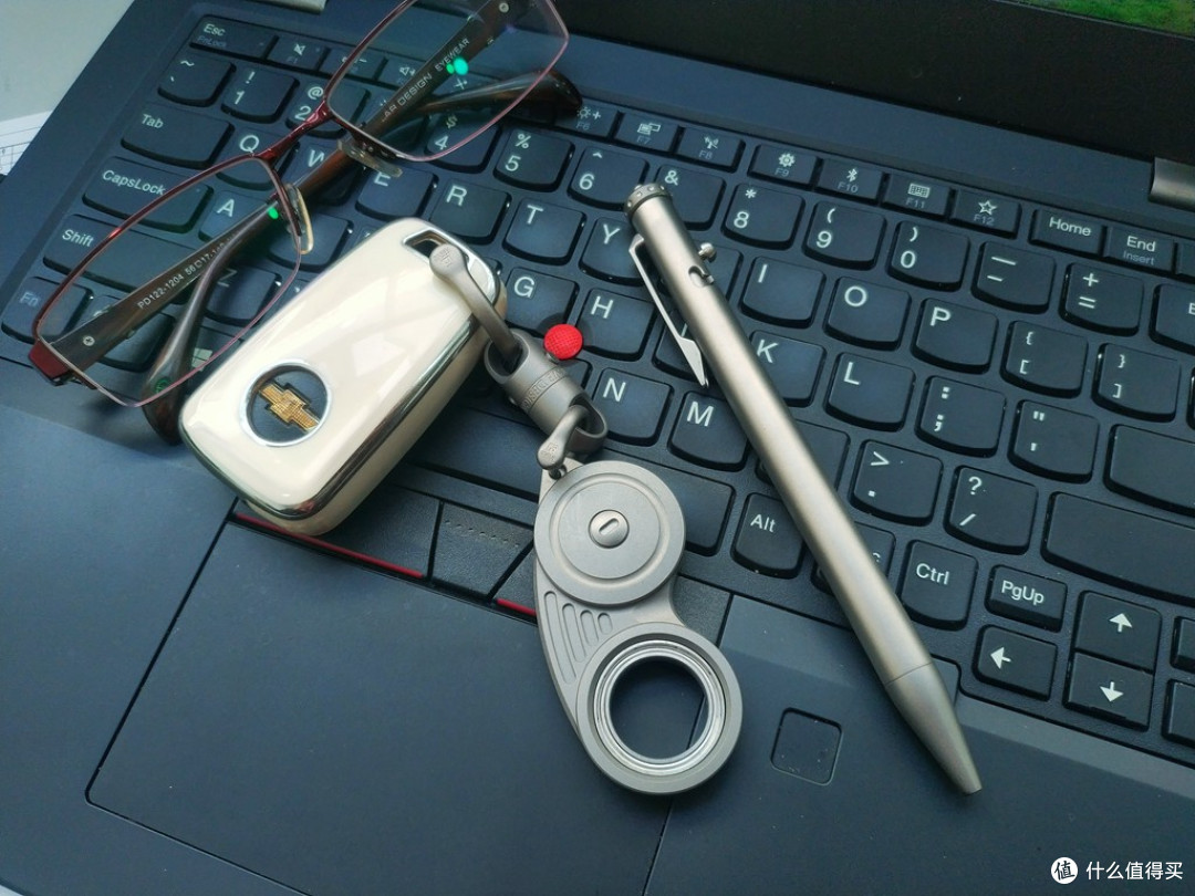 钥匙扣也能玩出花:fegve时光眼镜啪啪币旋转钥匙扣
