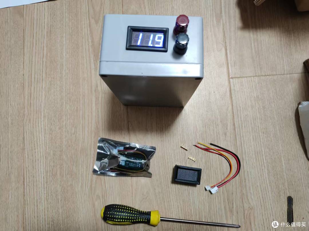 封装后的成品，因为当时买的是电压表，没电流显示，所以做了次小升级