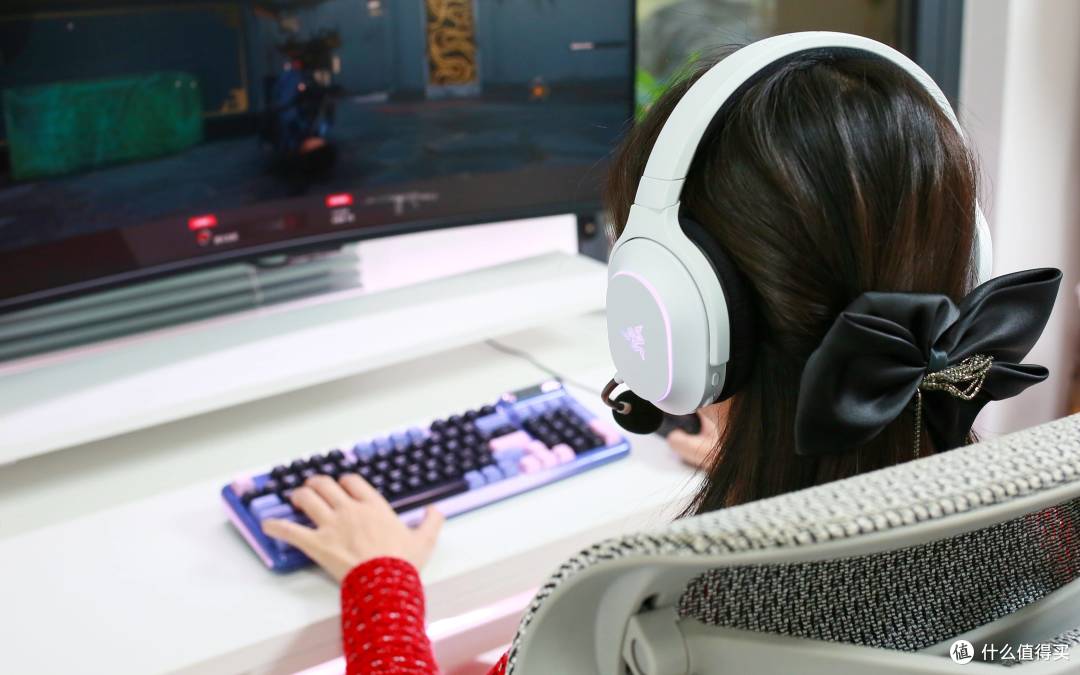 轻量化设计与沉浸式体验并存!雷蛇梭鱼X幻彩版评测,游戏耳机强