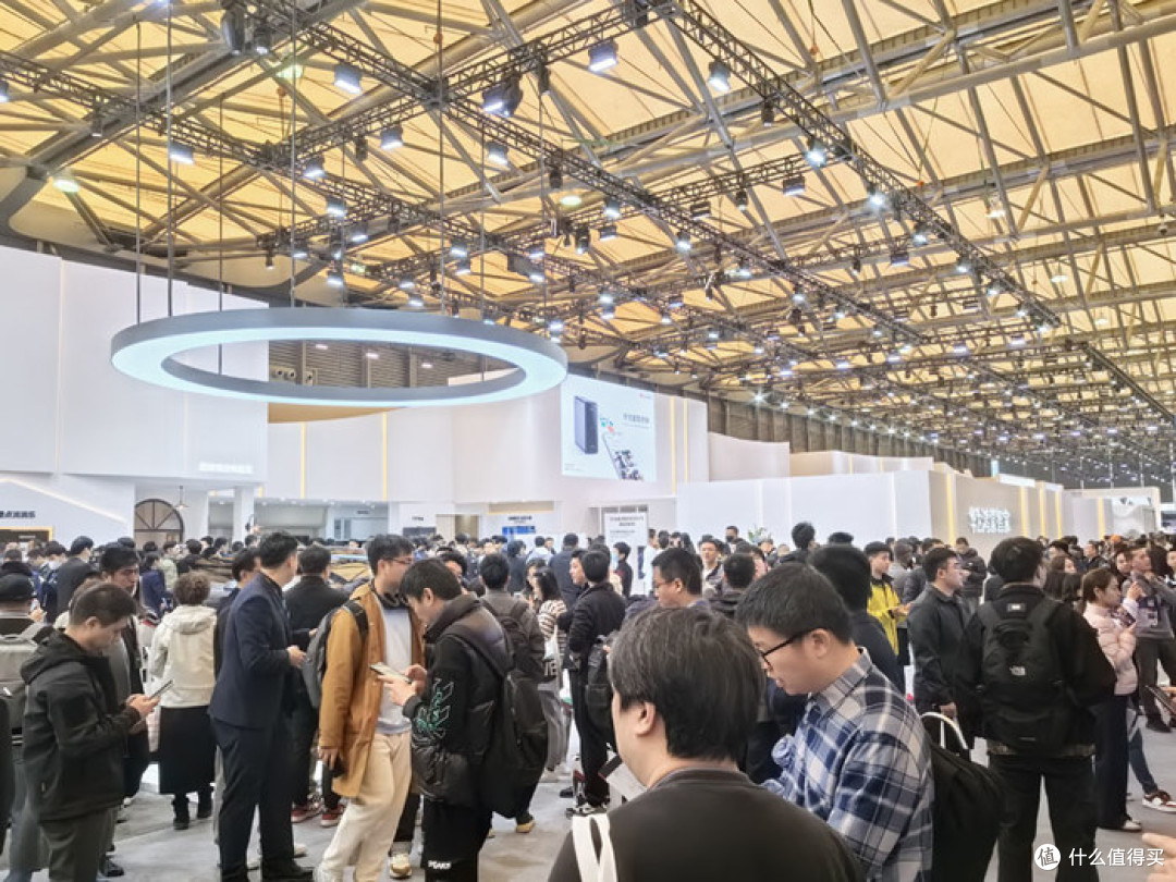 华为智能门锁闪耀AWE 2025,引领智慧安防新潮流