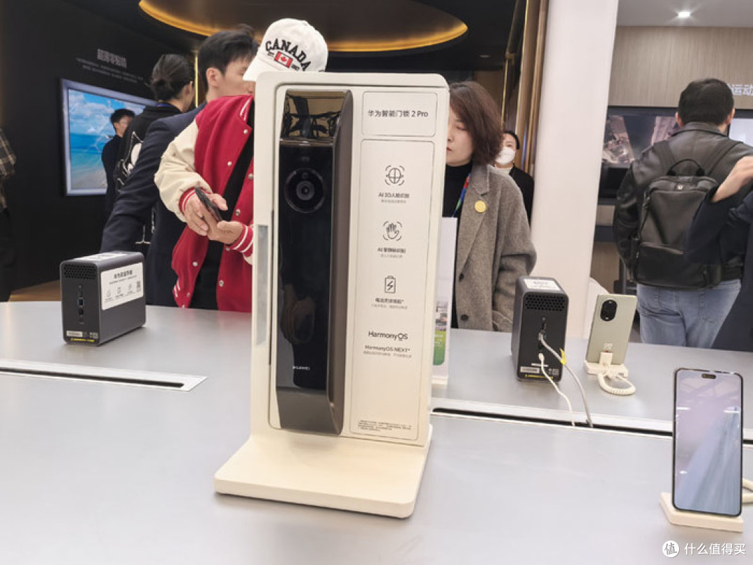 华为智能门锁闪耀AWE 2025,引领智慧安防新潮流