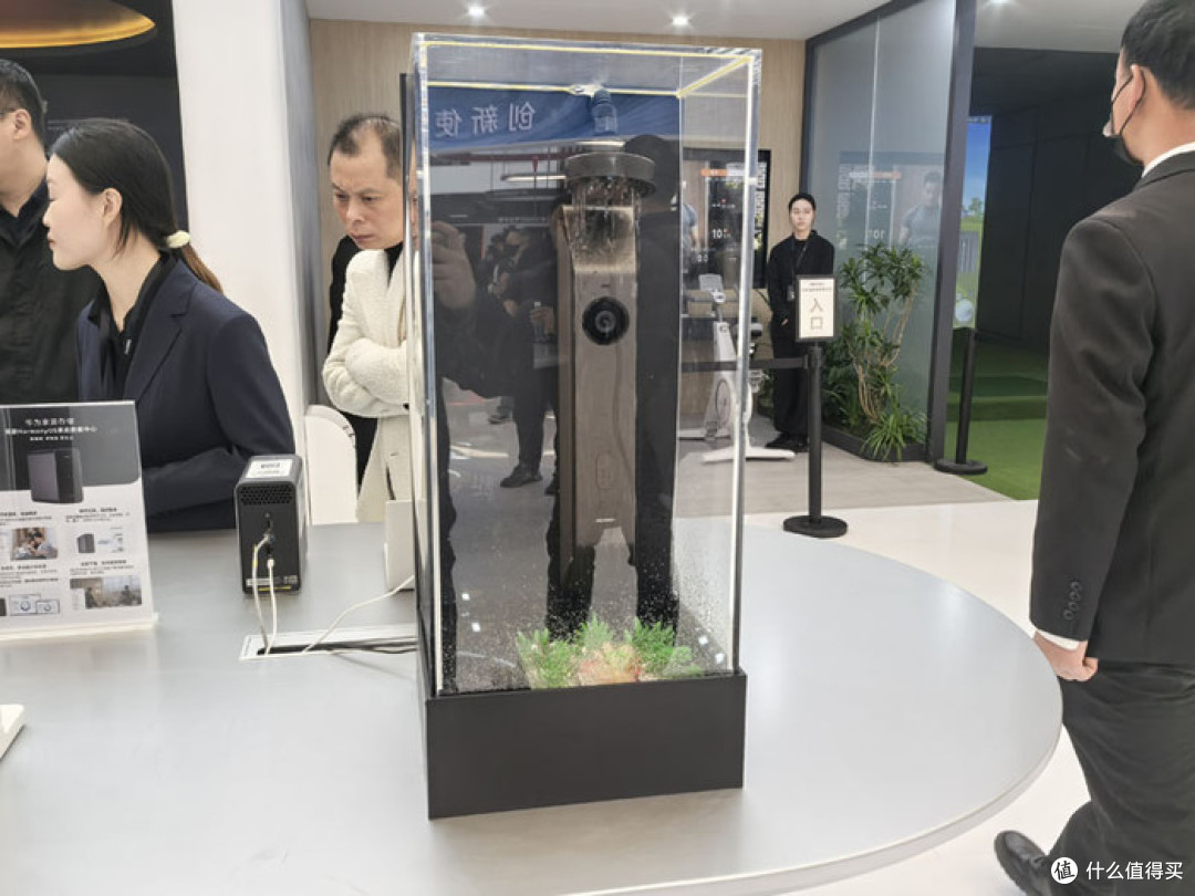 华为智能门锁闪耀AWE 2025,引领智慧安防新潮流