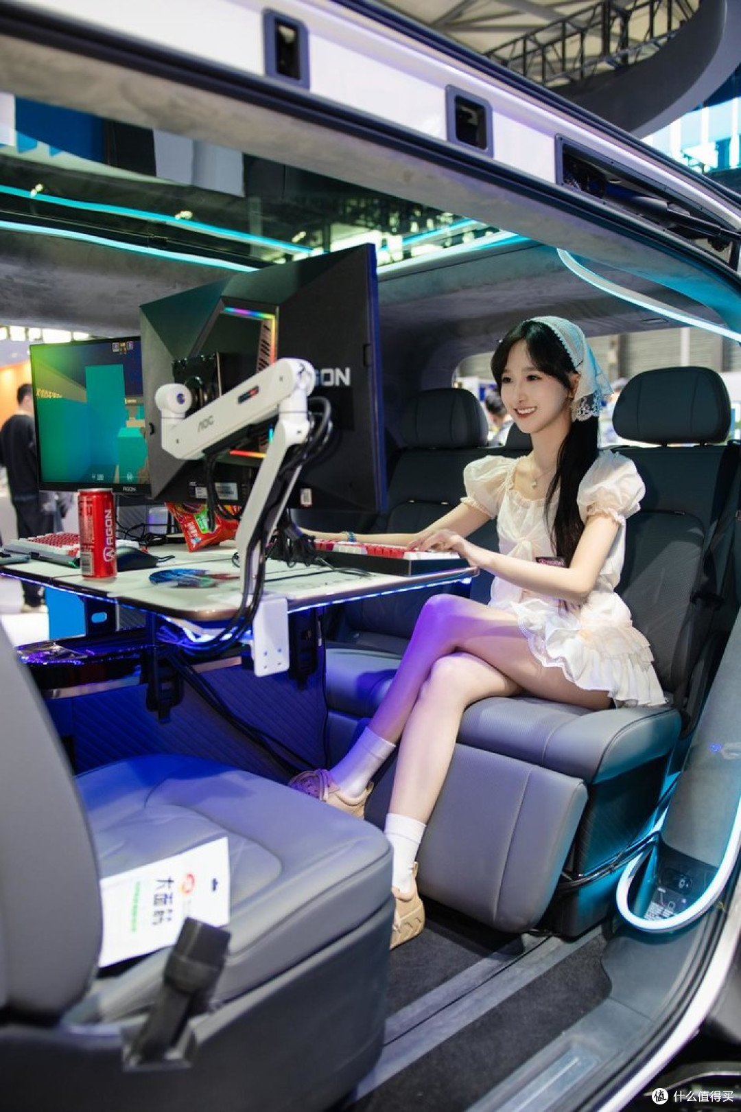 AWE 2025首日亮点:爱攻电竞显示器打造车内电竞未来空间
