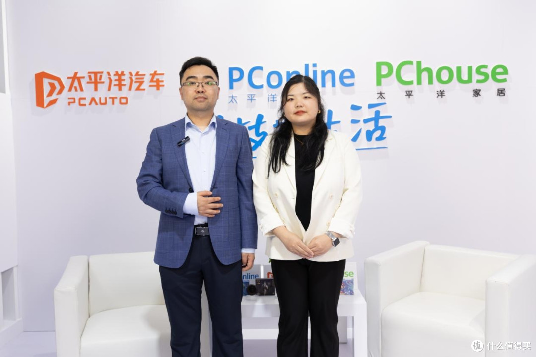 左为PConline内容中心主编 牛春成 右为飞猫品牌&市场营销负责人 李乐薇