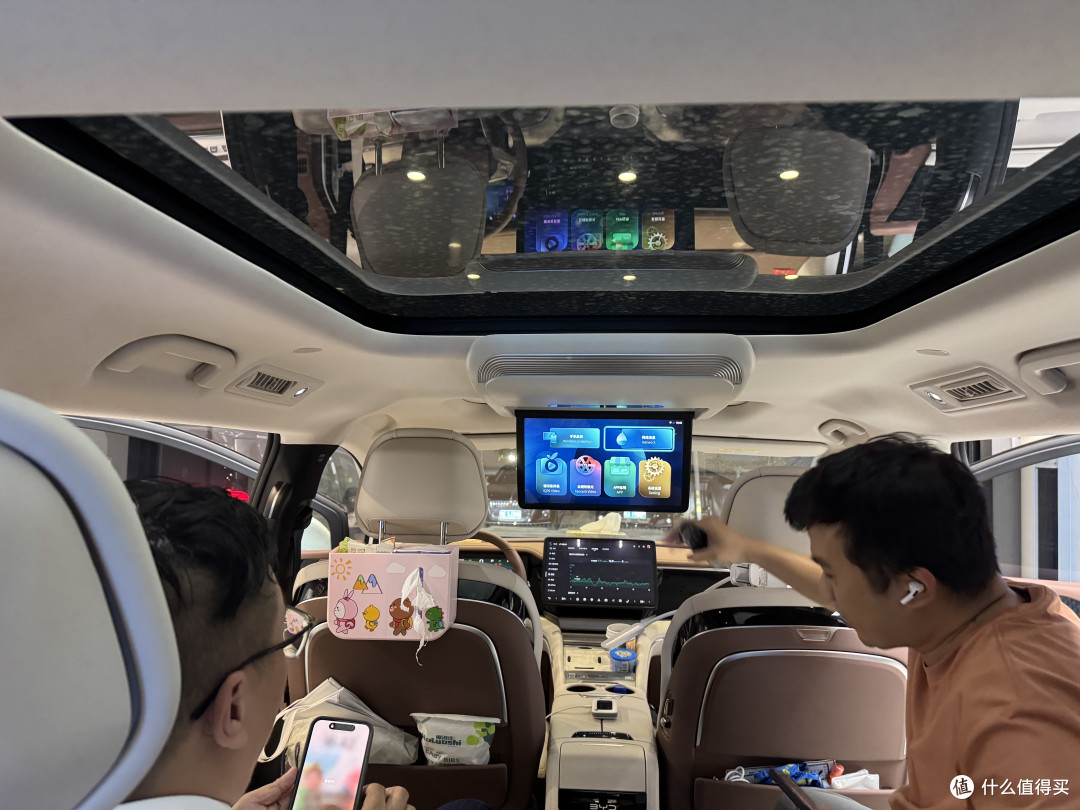 比亚迪夏无损升级,潮派精灵吸顶电视,高配享受