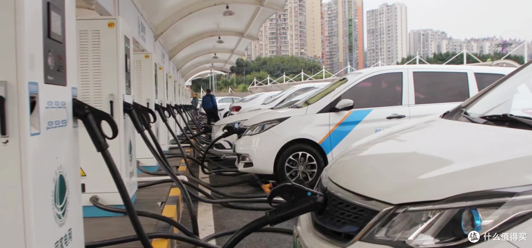 🚗💨 新能源车大作战:纯电、混动、增程,谁才是“出行神器”?