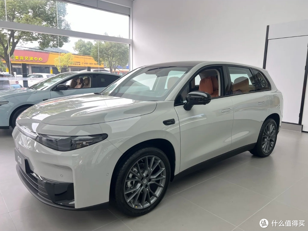 零跑c10，年轻人的第一辆电动suv？