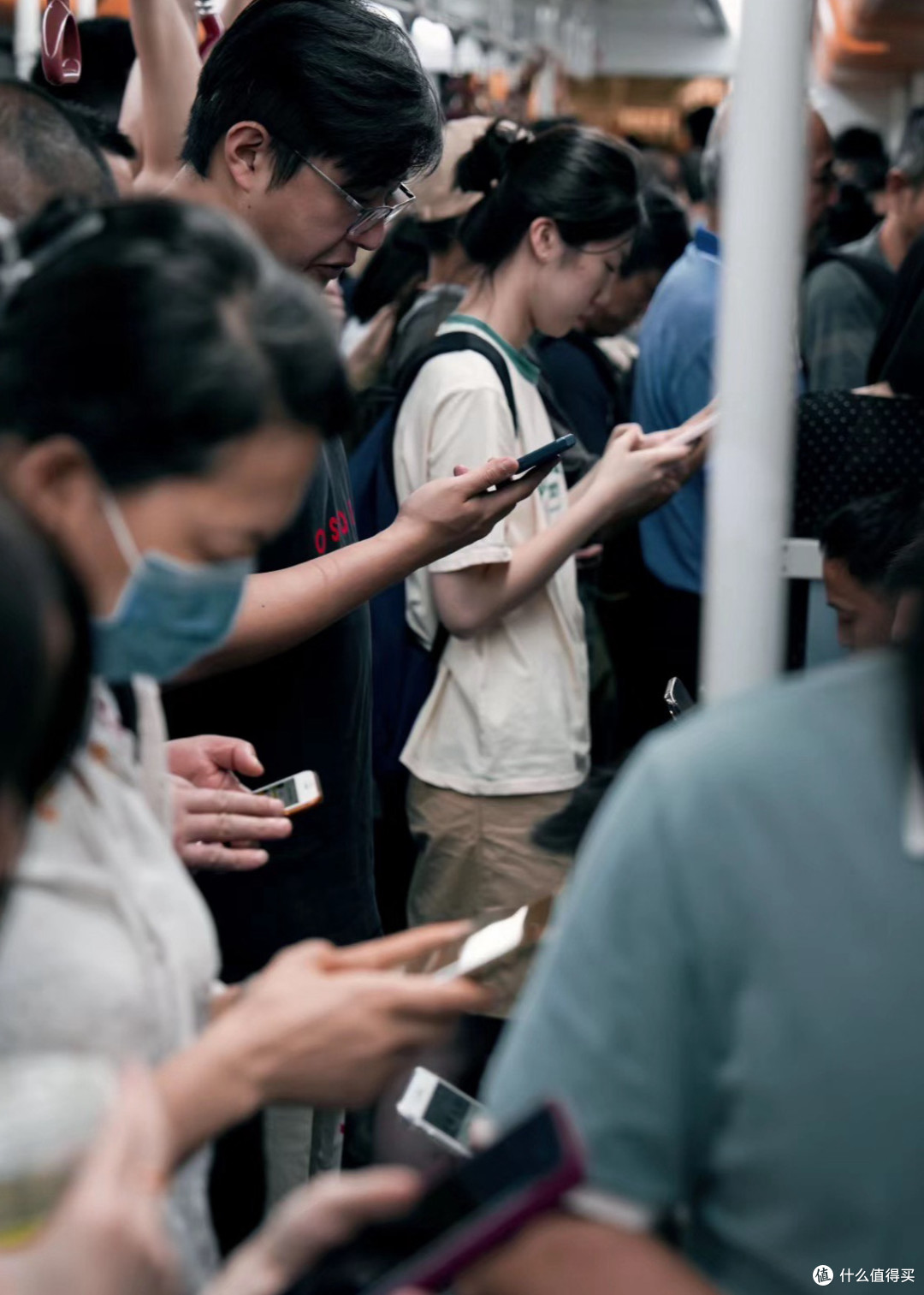 打工人CPU:在高压中运转的“职场引擎”