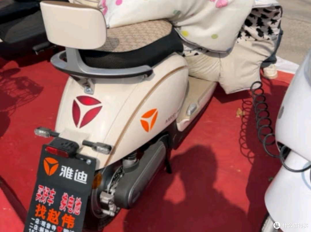 雅迪冠能M6s:高颜值女士通勤代步的智能电动车新选择