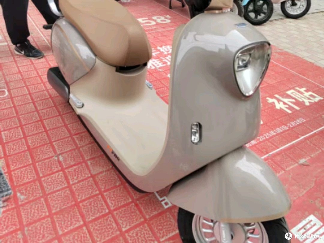 雅迪冠能M6s:高颜值女士通勤代步的智能电动车新选择