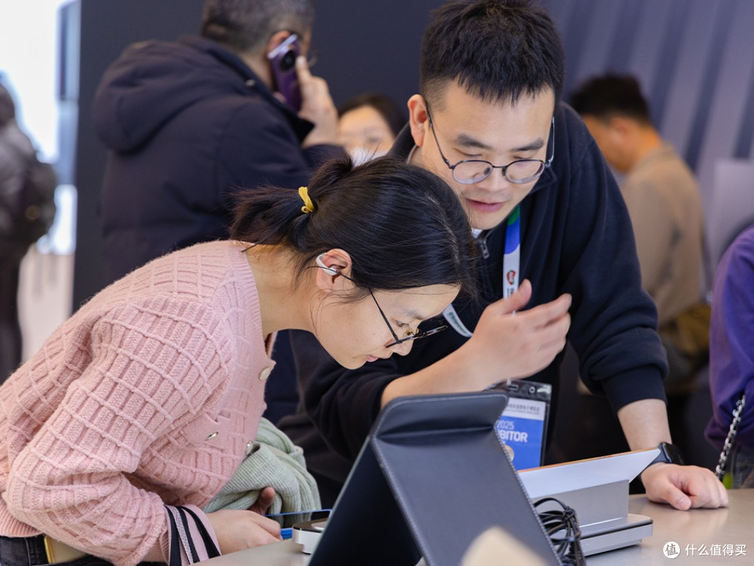 AWE2025韶音发布新一代开放式耳机动钛圈，售价1298元