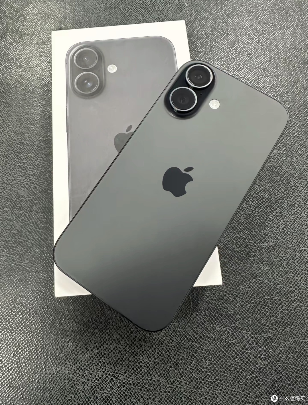 iPhone 16 第一感觉就是轻薄精致。