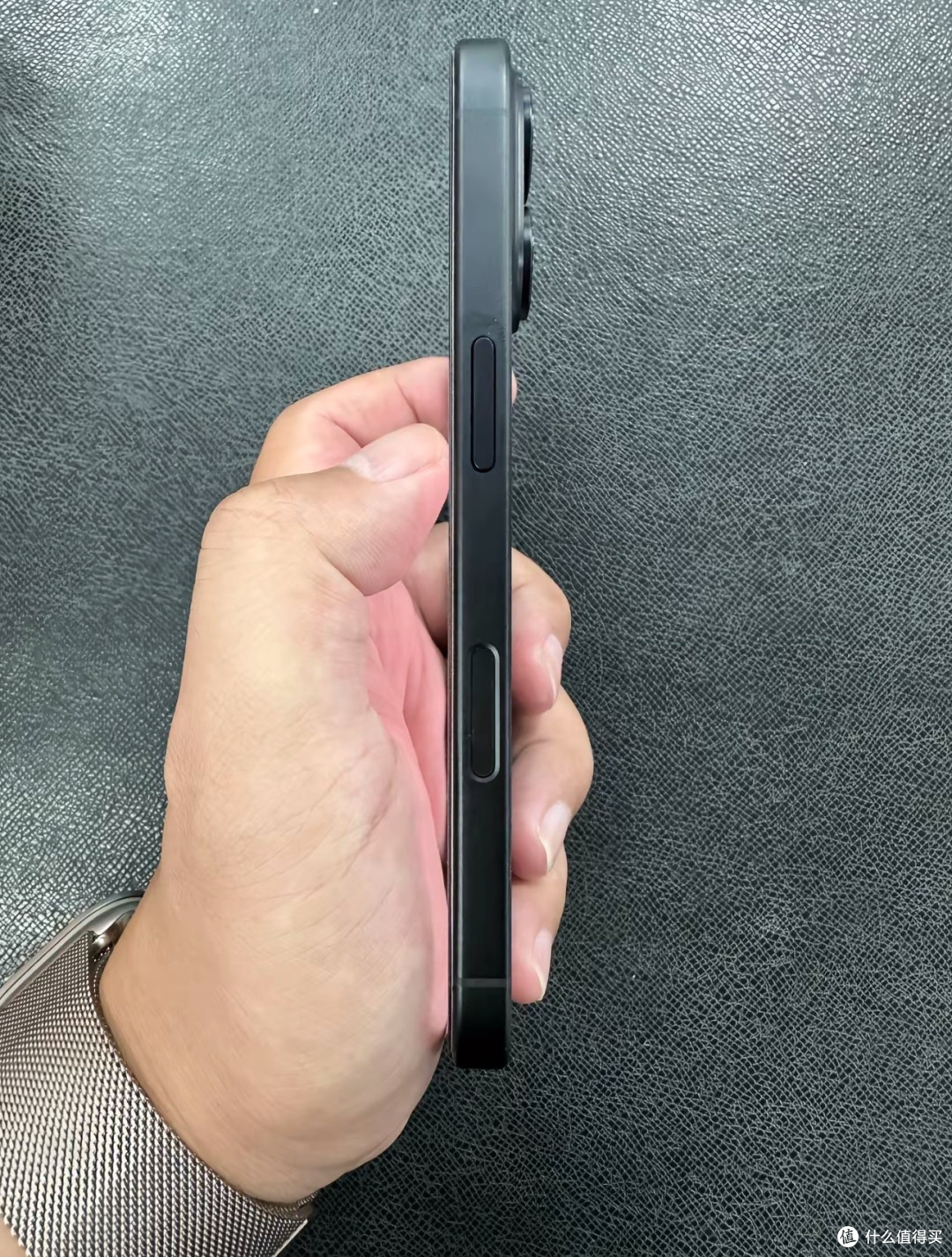 iPhone 16 第一感觉就是轻薄精致。