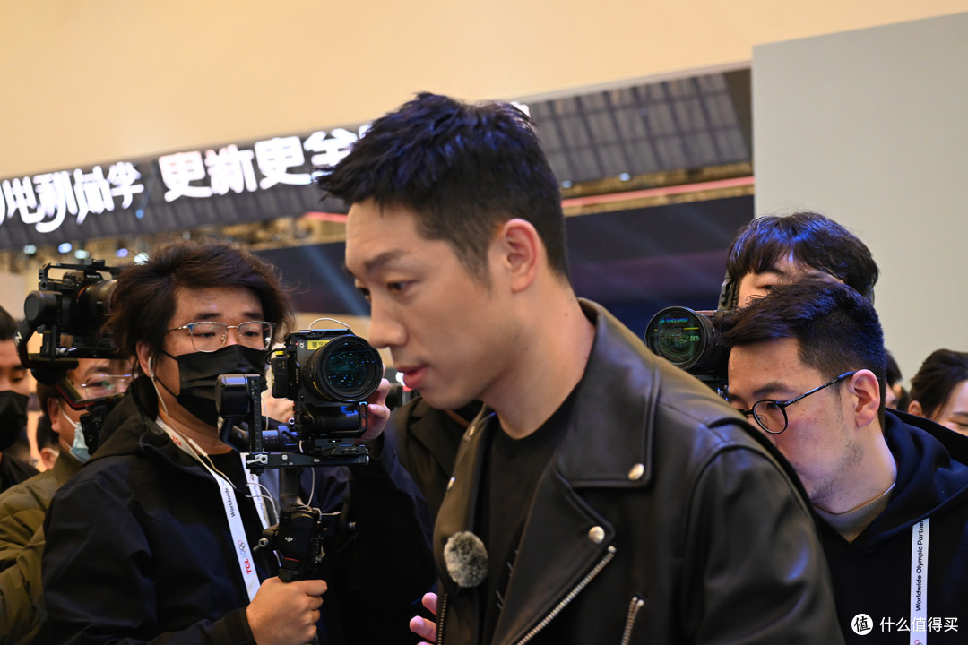 AWE探展|许昕和Tim都疯了!雷鸟展台把电竞房搬进展会