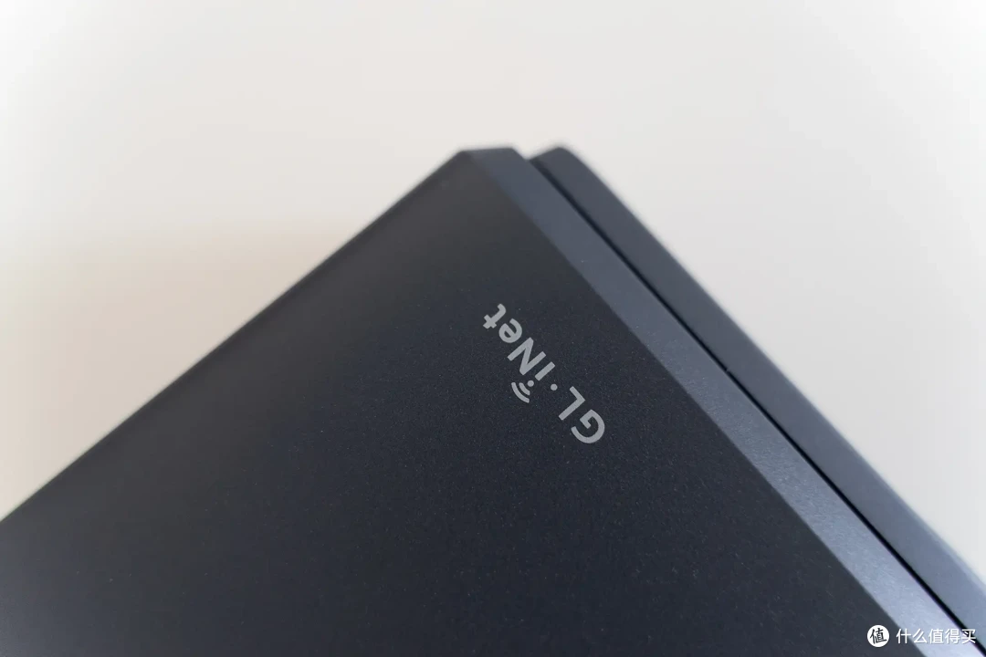 自带触摸屏、WiFi 7、OpenWRT、双2.5G!GL.iNet BE3600路由器