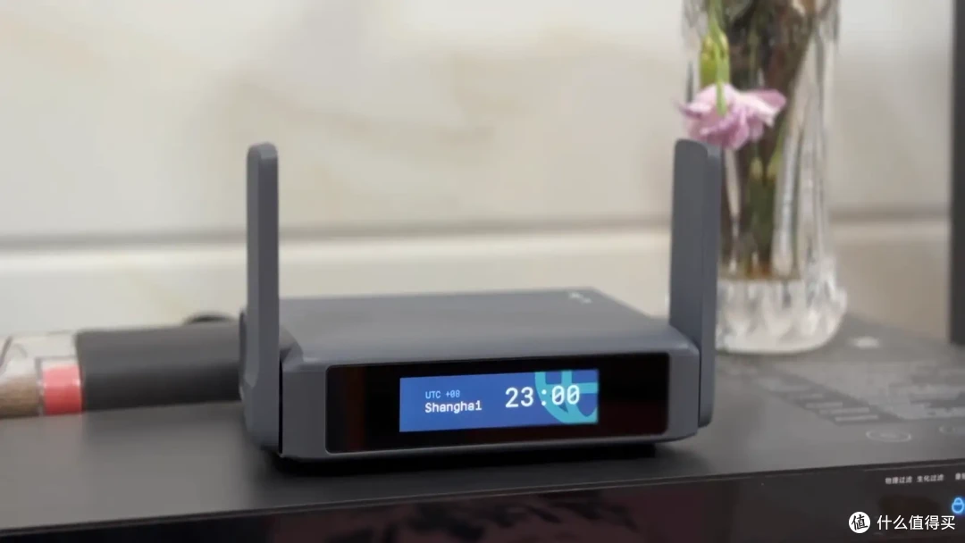 自带触摸屏、WiFi 7、OpenWRT、双2.5G!GL.iNet BE3600路由器