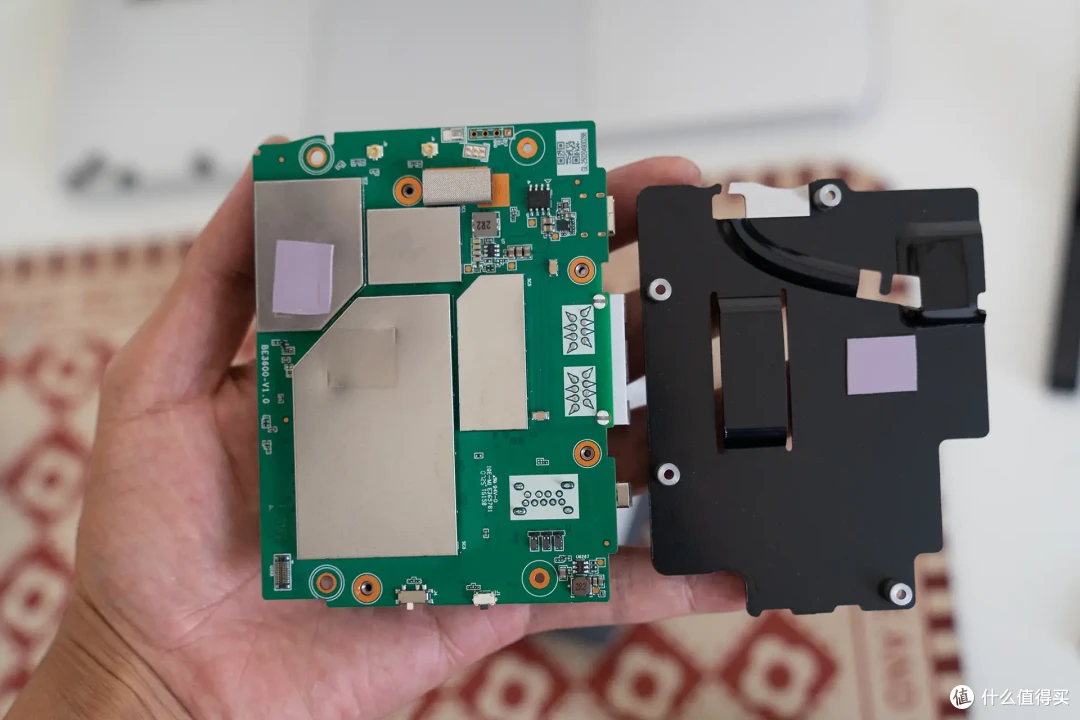 自带触摸屏、WiFi 7、OpenWRT、双2.5G!GL.iNet BE3600路由器
