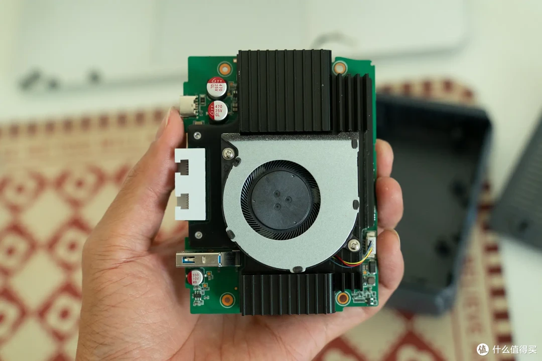 自带触摸屏、WiFi 7、OpenWRT、双2.5G!GL.iNet BE3600路由器