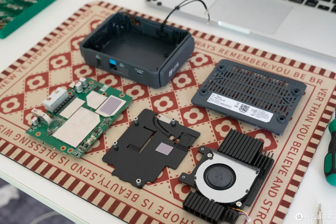 自带触摸屏、WiFi 7、OpenWRT、双2.5G!GL.iNet BE3600路由器