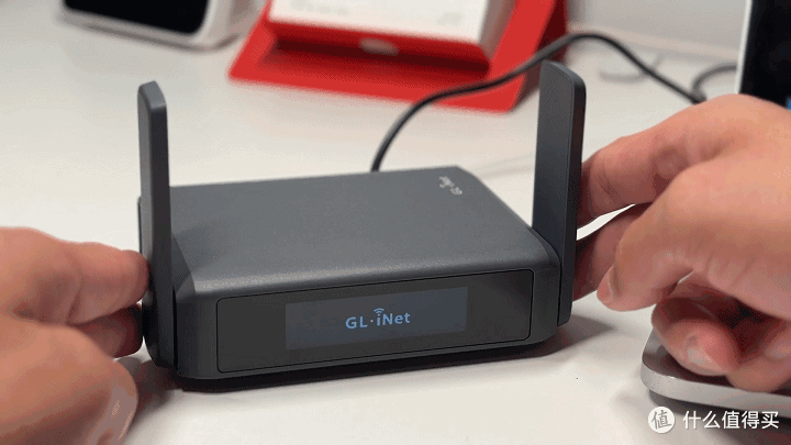 自带触摸屏、WiFi 7、OpenWRT、双2.5G!GL.iNet BE3600路由器